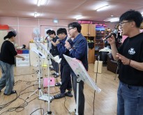 [현장을 울리는 사람들] 담장 밖을 향한 …