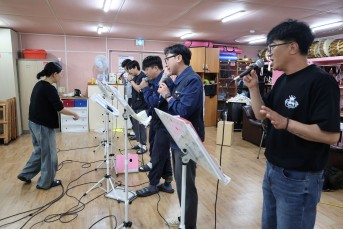 [현장을 울리는 사람들] 담장 밖을 향한…