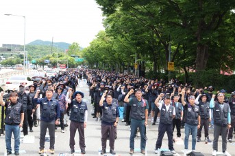 현대제철 비정규직 2천여 명 파업 결행……